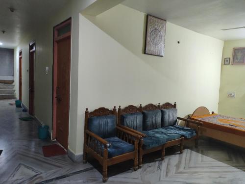 uma sala de estar com um sofá num quarto em A Budget Inn em Bodh Gaya