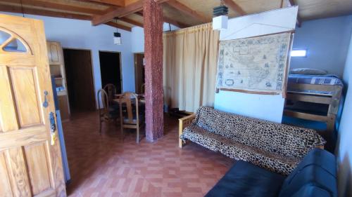 een kamer met een bed en een tafel en een kamer met een tafel bij Cabañas Flor de Higuera in San Pedro de Atacama