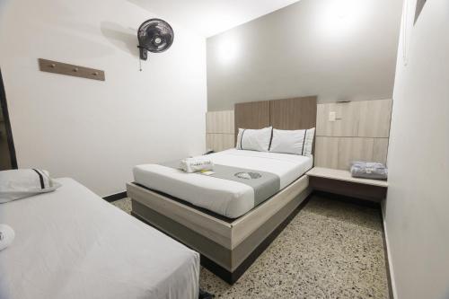 Кровать или кровати в номере Mándala Botero Medellín