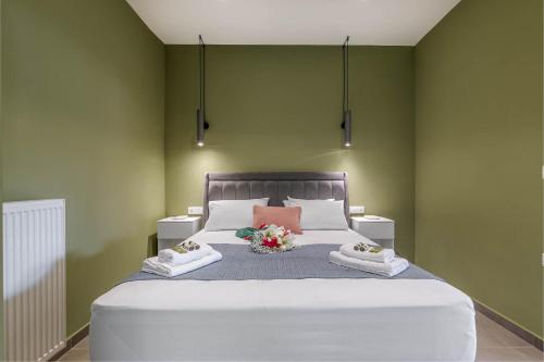 ein Schlafzimmer mit einem großen Bett mit Handtüchern und Blumen darauf in der Unterkunft Kantouni House in Potamós