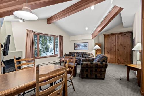 ein Wohnzimmer mit einem Sofa und einem Tisch in der Unterkunft Cahilty #417 home in Sun Peaks