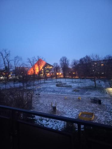 einen Spielplatz in einem Park mit Schnee auf dem Boden in der Unterkunft Apartament Prowansalski in Danzig