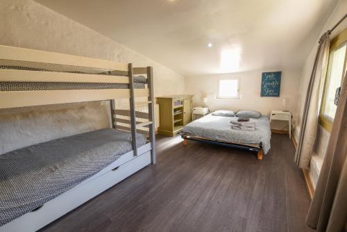 卡里勒魯埃的住宿－La Maison de la Plage du Rouet，一间卧室配有两张双层床。