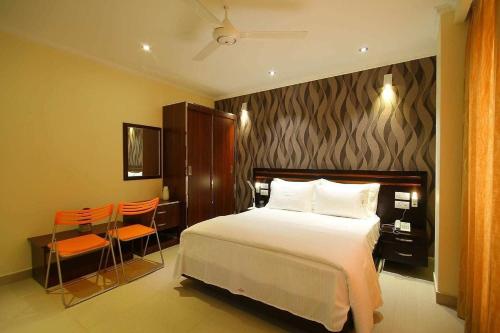 a hotel room with a bed and a table and chairs at Splendid Holiday Guest House in Negombo