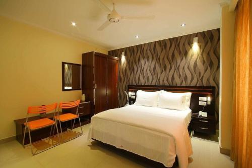Una habitación de hotel con una cama, una mesa y sillas. en Splendid Holiday Guest House, en Negombo