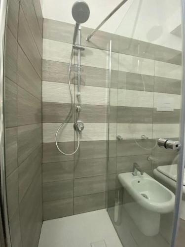 a bathroom with a shower and a toilet and a sink at Villa indipendente le coccinelle beach mare piscina a 250 mt dal mare con servizio di piscina a 400 mt 12 k da Cefalu in Campofelice di Roccella