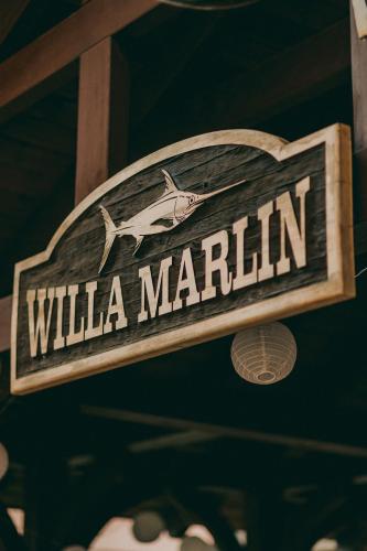 un cartello con la scritta Willa Marlin appeso al soffitto di Willa Marlin a Pobierowo