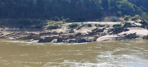 - une vue aérienne sur une rivière avec des rochers dans l'établissement Pakbeng river side, à Pakbeng