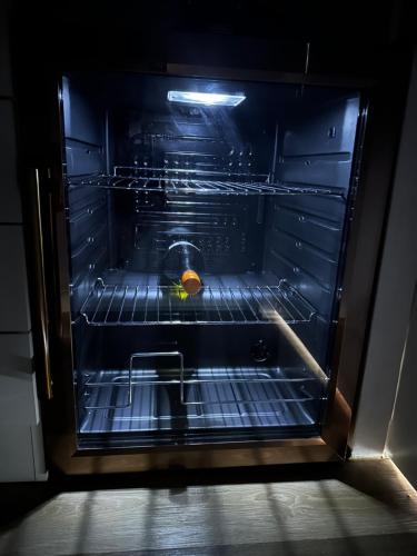 an empty oven with an orange in it at Elegantes & Modernes Messe Apartment, Hannover, Laatzen in Hannover