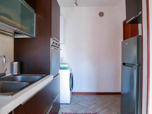uma cozinha com um lavatório e um frigorífico em Casa Relax Con Giardino Tra Carso e Adriatico em Monfalcone
