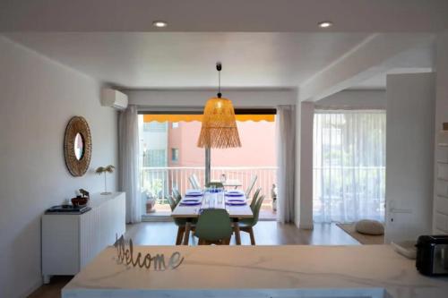 une salle à manger dotée d'une table avec un chiffon bleu et blanc dans l'établissement Magnificent apartment close to the beach with sea view, à Antibes