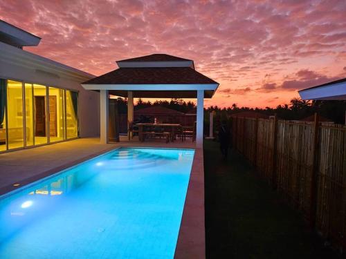 una piscina con cenador junto a una casa en SIX Luxury Villa en Ko Phangan