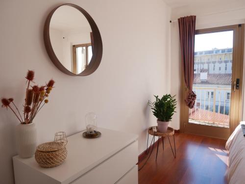 um quarto com um espelho e uma cómoda branca em Casa Relax Con Giardino Tra Carso e Adriatico em Monfalcone