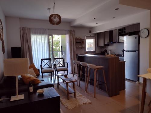 een keuken en een woonkamer met een aanrecht en stoelen bij Moderno 2amb con cochera in Mar del Plata
