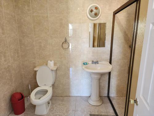 een badkamer met een toilet en een wastafel bij Casa Marina in Puerto Vallarta