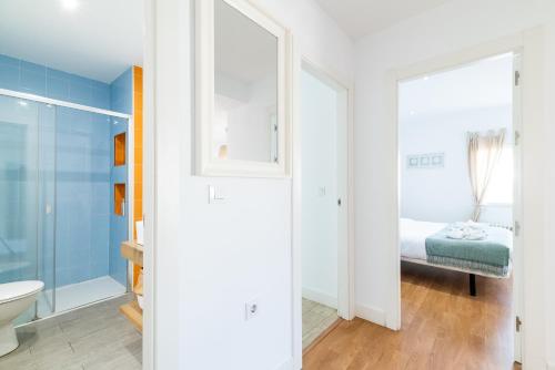 a bathroom with a shower and a toilet and a sink at Apartamento Neptuno in Granada