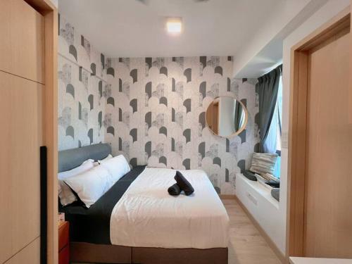 Comfy & Cozy Suites 3PX @ Colony, Near Monorail & Quill City Mall في كوالالمبور: غرفة نوم بسرير ومرآة على الحائط