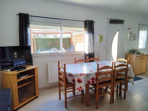 Μια τηλεόραση ή/και κέντρο ψυχαγωγίας στο Maison Cosy à proximité de la Plage