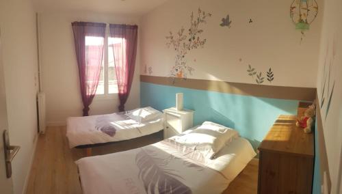 Cette chambre comprend 2 lits et une fenêtre. dans l'établissement Charmant appartement à 2 pas de la plage !, à Marseille