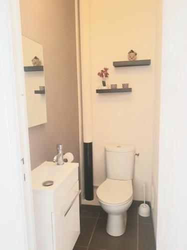 une salle de bain avec toilettes et lavabo dans l'établissement Charmant appartement à 2 pas de la plage !, à Marseille