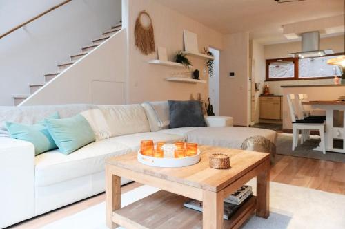 a living room with a white couch and a table at Tienne d'Anvers in Antwerp