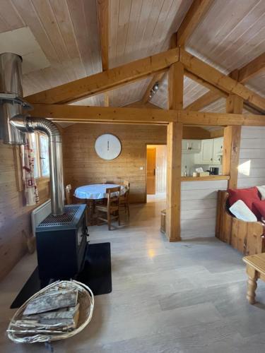 - un salon avec une cuisinière et une table dans l'établissement Les Cachettes du Hérisson - Le Choupisson, à Le Frasnois