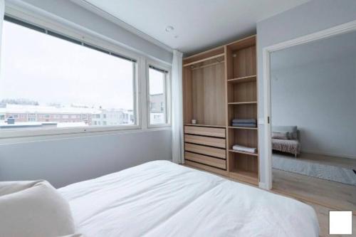 - une chambre avec un lit et une grande fenêtre dans l'établissement Moderni kaksio ydinkeskustassa, à Kuopio