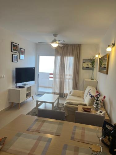- un salon avec un canapé et une télévision dans l'établissement El Rincon Getaway Sea & Golf, à Playa Flamenca