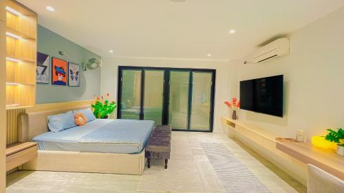 1 dormitorio con 1 cama y TV de pantalla plana en Thảo Nguyên Homestay, en Hanói