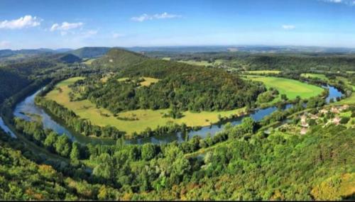 une vue aérienne sur une rivière dans une vallée dans l'établissement Les Charmes-Balnéothérapie-Vidéoprojecteur-Netflix, à Baume-les-Dames