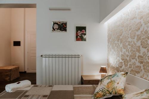 um quarto com uma cama e uma banheira em Terrae Hydrunti em Lecce