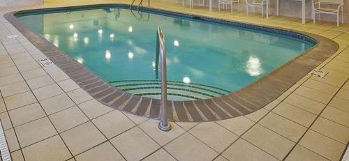 una gran piscina en un gran edificio en Country Inn & Suites by Radisson, Big Rapids, MI, en Big Rapids