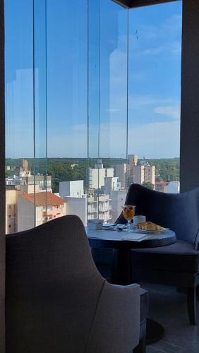 サンベルナルドにあるNew Seaboardの市街の景色を望む部屋のテーブル