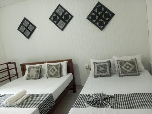 - deux lits assis l'un à côté de l'autre dans une pièce dans l'établissement Zuni`s Home Stay, à Kandy
