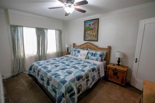 - une chambre avec un lit et un ventilateur de plafond dans l'établissement Long Beach Home Beautiful Private area, à Long Beach