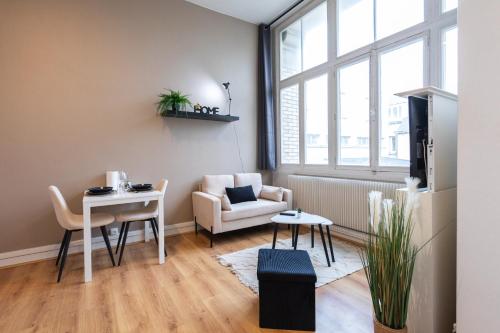 un salon avec une table et une chaise dans l'établissement Studio hyper centre,proche gare, à Tours