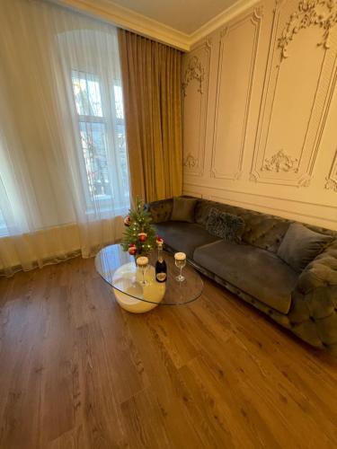 sala de estar con sofá y mesa en Luxuroom en Sibiu