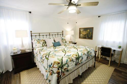 a bedroom with a bed and a ceiling fan at 5 KING BEDS, 1Q 1Full P/O NEWLY REMODELED 2800 sq ft in Knoxville
