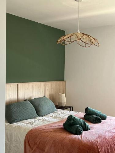 a bedroom with a bed with two green pillows on it at Diseño Exclusivo, Parking y Vistas al Valle in Neuquén