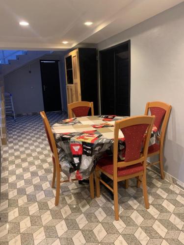 mesa de comedor con sillas y mantel en Maison personnelle d'une chambre salon meublé, en Cotonou