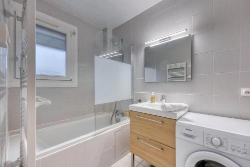 een badkamer met een wastafel en een wasmachine bij Le Boisé - Centre Ville / Calme in Grenoble