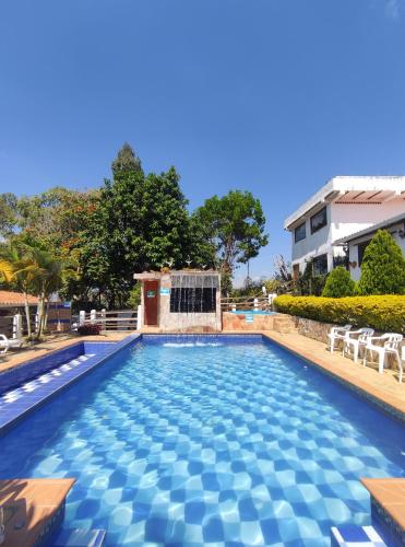 una gran piscina con azulejos azules. en Hotel Boutique Santa Clara Mesa de los Santos, en Los Santos