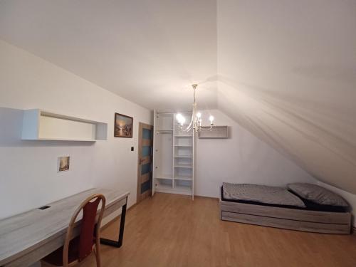um quarto com uma cama num quarto em Sun House em Ostrov nad Oslavou