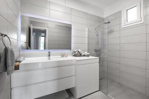 A bathroom at Elani Cactus House