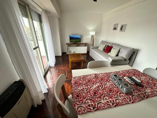 un salon avec une table et un canapé dans l'établissement Departamento Pancho Ramirez, à Concordia