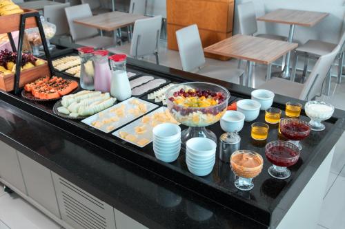 a buffet line with many different types of food at ibis Presidente Prudente Manoel Goulart in Presidente Prudente