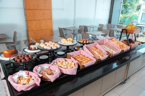 a buffet line with many different types of food at ibis Presidente Prudente Manoel Goulart in Presidente Prudente
