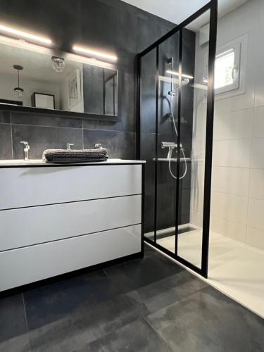 een badkamer met een douche en een wastafel bij Maison Golfe du Morbihan in Saint-Nolff
