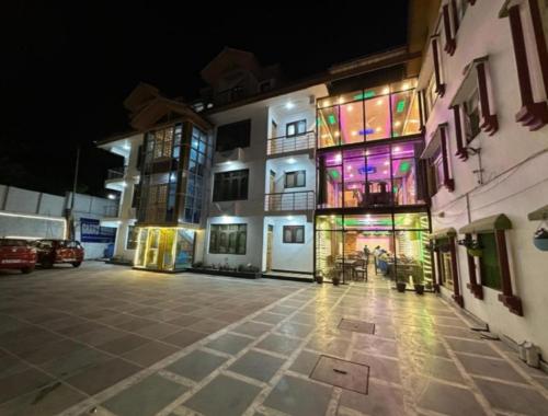 un edificio con una fachada iluminada por la noche en Behtereen resort en Srinagar
