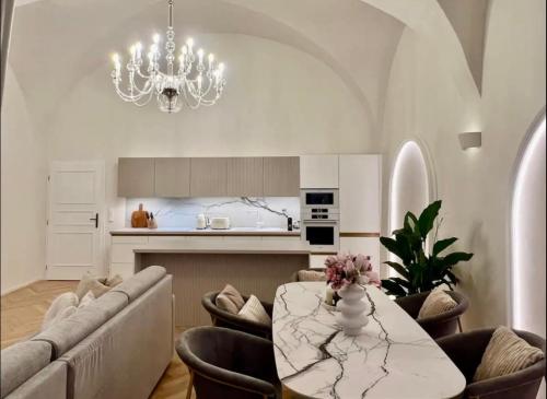 uma sala de estar com uma mesa e um lustre em Exclusive Apartment in Praga em Praga